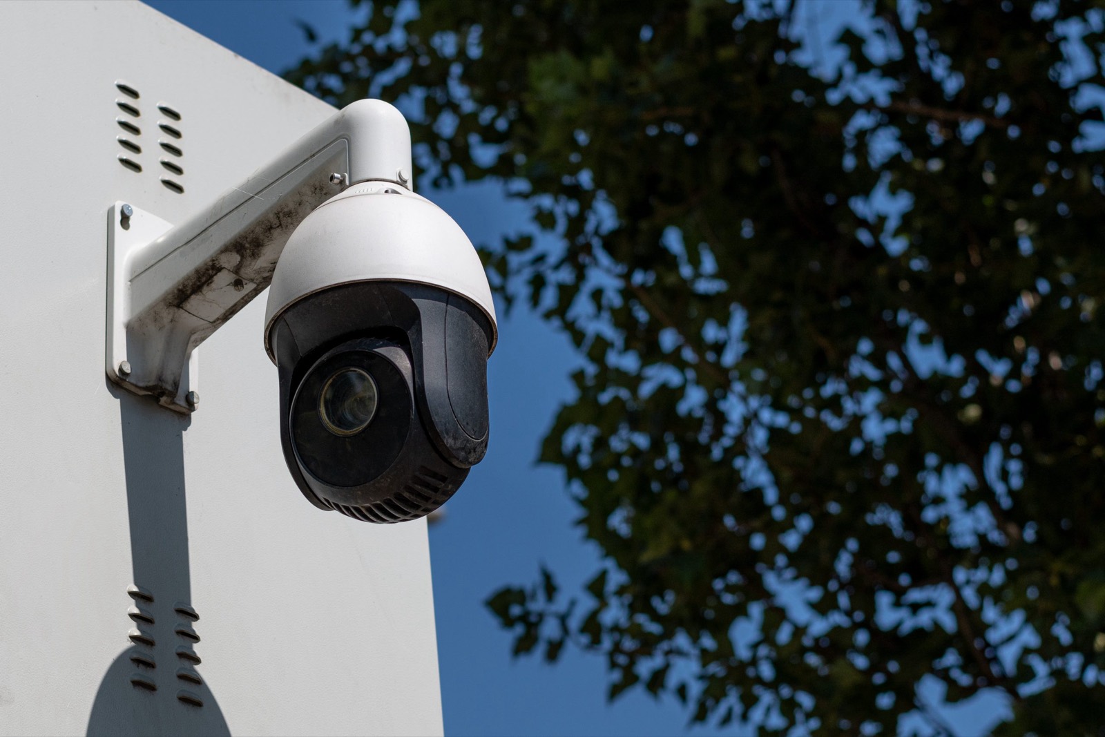 Caméra de sécurité motorisée fixée sur un mur extérieur
